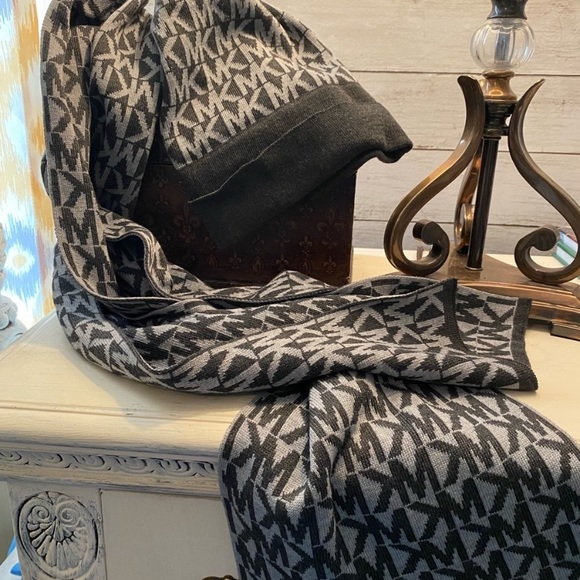 Unisex Michael Kors Logo Scarf and Cap - Picture 2 of 8